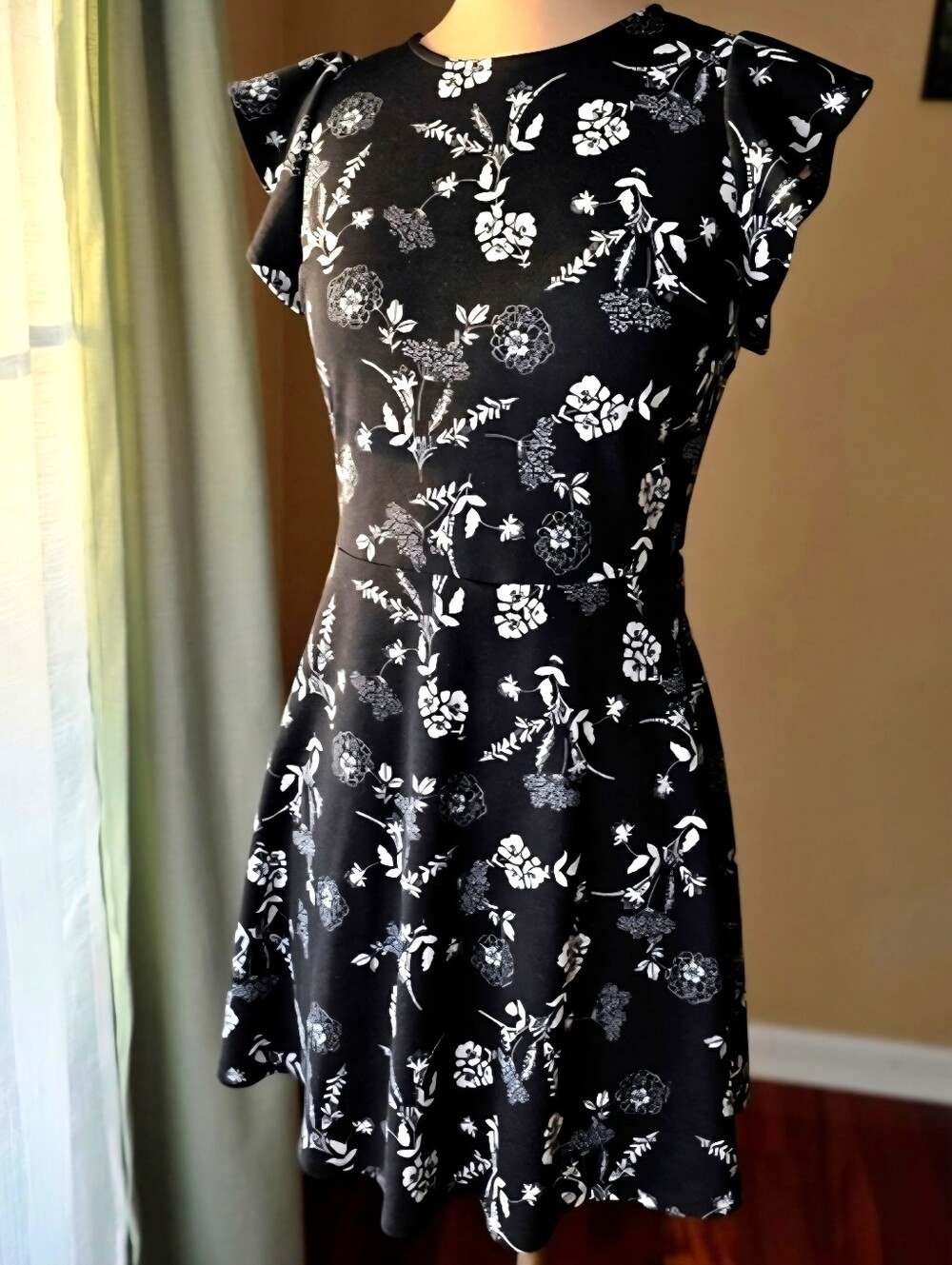 Black White Floral Fit Flare Skater Mini Dress M Flutter Sleeve Xhilaration